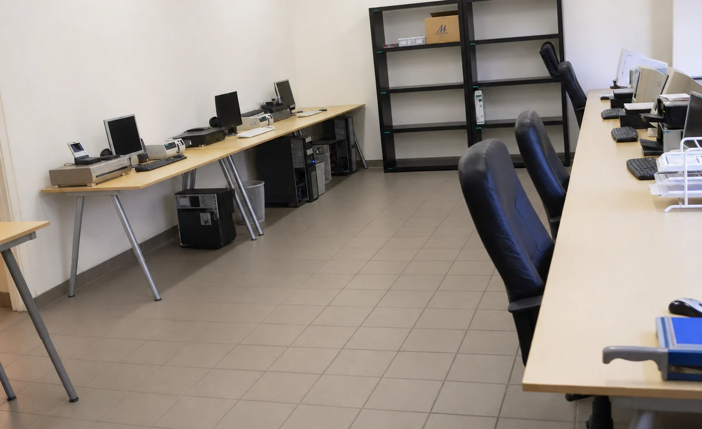 BGA Videon varhainen työtila, jossa on useita digitointiasemia.